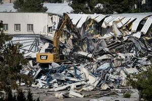 　国連パレスチナ難民救済事業機関（ＵＮＲＷＡ）の建物を破壊するイスラエル当局の重機＝２０日、東エルサレム（ゲッティ＝共同）