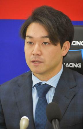 契約を更改し、記者会見する中日・山本=18日、ナゴヤ球場