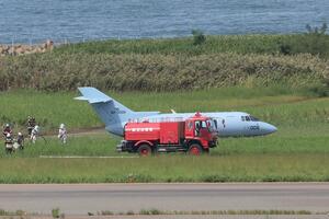 滑走路を逸脱した自衛隊機=19日、新潟空港