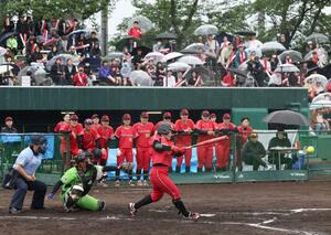「ニトリJDリーグ」公式戦で奮闘する太陽誘電の選手たち=上越市の高田城址公園野球場