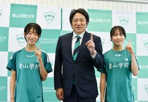 　青学大陸上競技部の原晋監督とポーズをとる芦田和佳（左）と池野絵莉＝４日、相模原市