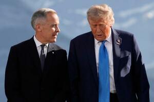 トランプ米大統領(右)と話すカナダのカーニー首相=16日、カナダ西部カナナスキス(AP=共同)