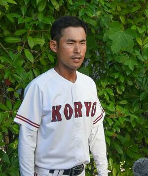 　試合後、取材に応じる広陵の松本健吾新監督＝広島市