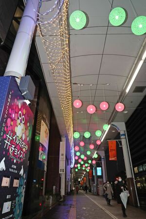 鮮やかな光を放つイルミネーション。手前は球体イルミネーションの光の色を変えるコントローラー=長岡市大手通2