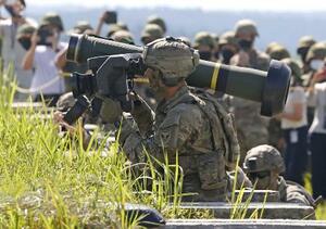 　「ジャベリン」の実弾射撃に臨む米陸軍の兵士＝２０２２年８月、熊本県山都町