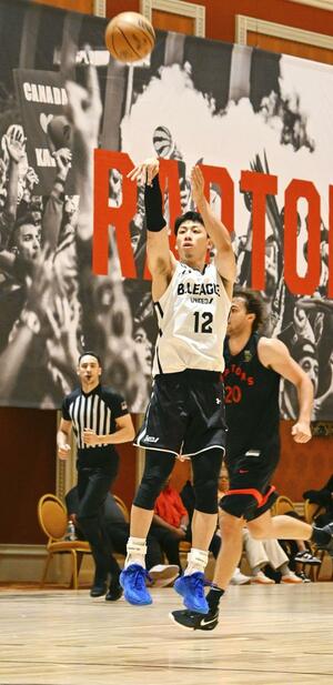 若手主体のNBAラプターズとの練習試合でシュートを放つBリーグ選抜の今村=9日、ラスベガス((c)B.LEAGUE・共同)