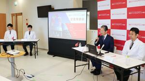 メディア向け内覧会で、説明する桑原大志理事長（右から２人目）ら＝新潟市東区松崎１