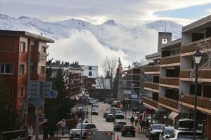 　スイス南部クランモンタナの中心部＝２日（共同）