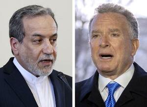 イランのアラグチ外相(左)、米国のウィットコフ和平交渉担当特使(いずれもAP=共同)
