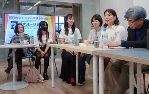 映画「女性の休日」鑑賞後、語り合う参加者たち=10月25日、名古屋市千種区