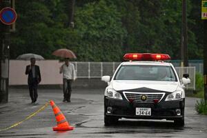 　クマが侵入した「ＯＫＩシンフォテック」周辺の交通を規制する警察車両＝３日午後１時５８分、福島市