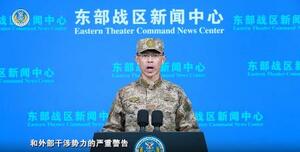 　台湾周辺で軍事演習「正義使命―２０２５」を始めると発表する中国軍の東部戦区の報道官（同戦区の「微信（ウィーチャット）」公式アカウントから、共同）
