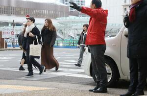 衆院解散を受け、ＪＲ新潟駅前で行われた街頭演説。選挙戦が事実上スタートを切った＝２３日、新潟市中央区