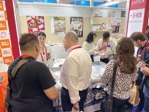 中東最大級の食品見本市で自社のもちアイスをＰＲした第一食品のブース。中東での販路拡大を進めてきた＝２０２３年２月、ドバイ（同社提供）