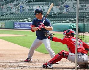 実戦形式の打撃練習で打席に立つレッドソックス・吉田=フォートマイヤーズ(共同)