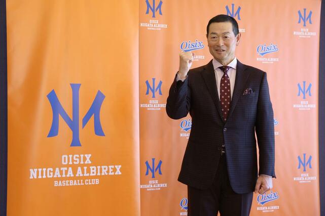 就任会見のフォトセッションでポーズをとるオイシックス新潟アルビレックスＢＣ桑田真澄ＣＢＯ＝１８日、東京ドームホテル