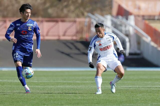 前半、ＦＷ小野裕二がゴール前にパスを出す＝ロートフィールド奈良