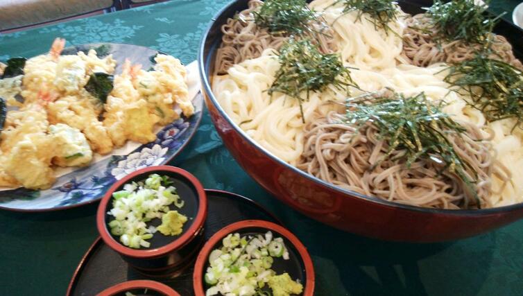 次男坊亭の「天ざるそばうどんメガ盛り」（「阿賀町勝手に応援隊」提供）