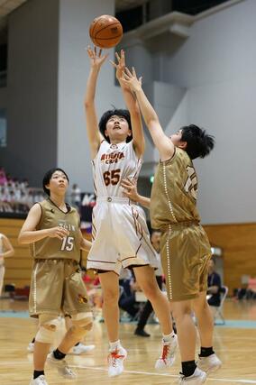 女子２回戦　新潟中央－大阪桐蔭　第４クオーター、新潟中央の大﨑優杏がゴール下で決め、４８－４９＝福岡県立スポーツ科学情報センター