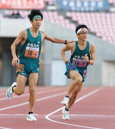 中越の６区佐藤悠斗（左）が７区川上大敬にタスキを渡す＝新潟市中央区