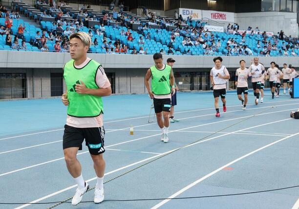 川崎－新潟　サポーターの元へ向かうＤＦ堀米悠斗ら新潟の選手たち＝Ｕ等々力