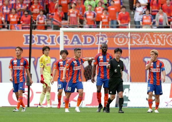 サッカーＪ１　新潟－京都　後半、後半１－１に追いつかれ肩を落とす新潟の選手たち＝デンカビッグスワン