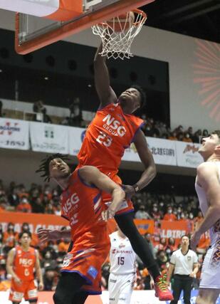 新潟-岡山 第2クオーター、ムトンボがダンクシュートを決め41-31=アオーレ長岡