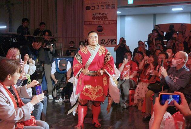 引退試合のリングに向かう里村明衣子選手＝４月２９日、東京・後楽園ホール