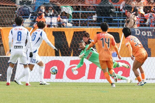 後半、愛媛の決定機を食い止めた新潟のＧＫバウマン＝松山市