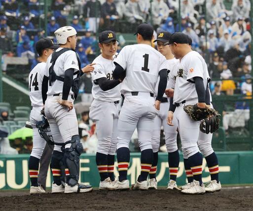 日本文理３回１死満塁のピンチを迎え、マウンドに集まる選手＝２５日、甲子園球場