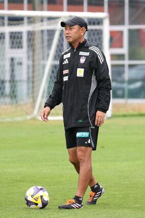 第25節・C大阪-新潟 前日練習 初勝利を目指す入江徹監督=10日、聖籠町
