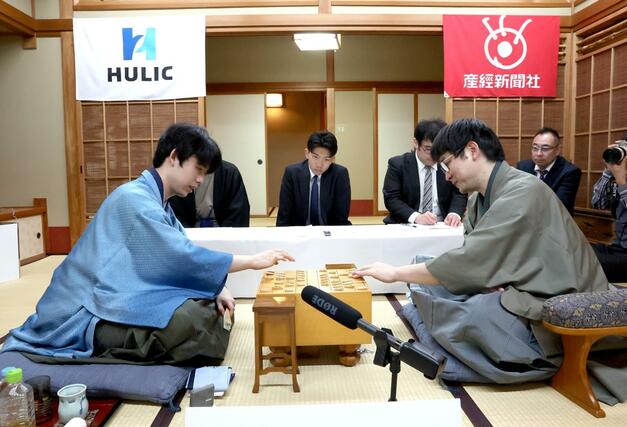 対局終了後、感想戦で対局を振り返る藤井聡太棋聖（左）と山崎隆之八段＝６月１７日、新潟市西蒲区