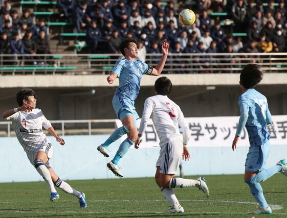 後半、ボールを追うＤＦ秋元琉星＝栃木県グリーンスタジアム