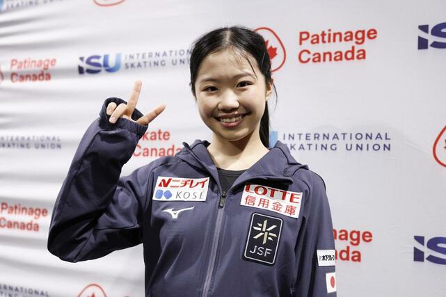公式練習後、撮影に応じる中井亜美＝３０日、サスカトゥーン（共同）