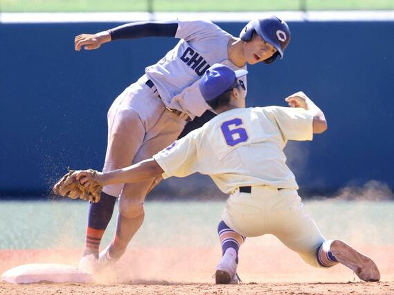 星稜－中越　中越九回２死一塁、二盗を成功する本田寛風＝富山市民球場