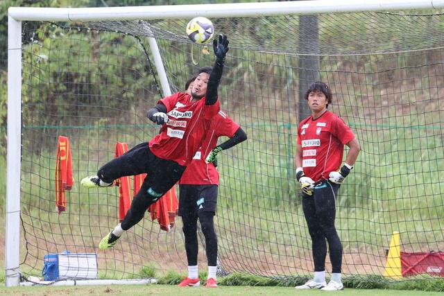 第25節・C大阪-新潟 前日練習 練習に励むGK陣=10日、聖籠町