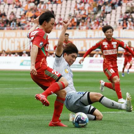 新潟－今治　前半、右サイドから相手ゴールに迫るＤＦ藤原奏哉＝ビッグスワン