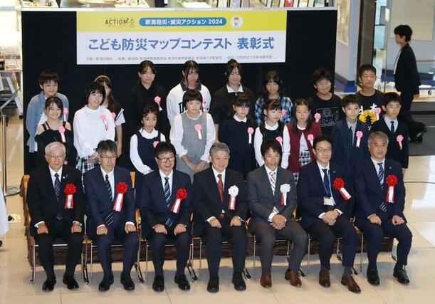 受賞者による記念撮影＝新潟市中央区