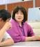 障害者施設に通う男性(左)と話す「意思決定フォロワー」の檜森美紀子さん=5月26日、愛知県豊田市