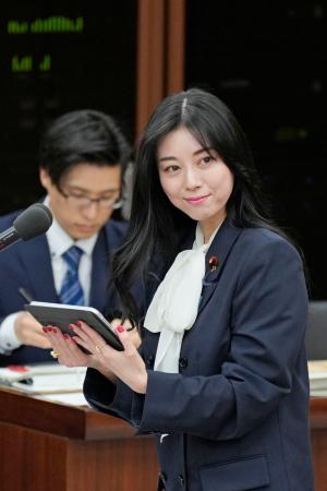 衆院厚労委で、タブレット端末の音声読み上げソフトを使った一般質疑に臨む自民党の斉藤里恵氏=27日午前