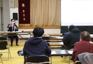 経済産業省資源エネルギー庁が東京電力柏崎刈羽原発の再稼働に理解を求めた説明会=2月2日、粟島浦村役場