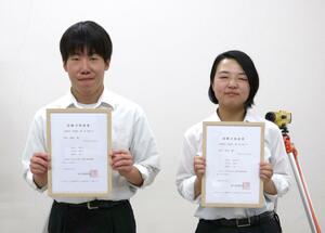 国家資格の「測量士補」に合格した皆川彰良さん(右)と田村海杜さん=南魚沼市泉盛寺