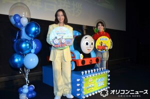 『映画 きかんしゃトーマス いっしょに歌おう！ドレミファ♪ソドー島』初日舞台あいさつに登壇した（左から）木村佳乃、トーマス、イモトアヤコ （C）ORICON NewS inc.