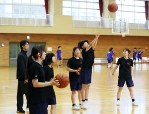 近隣の小池中の生徒も参加する燕中女子バスケットボール部の活動=燕市の燕中
