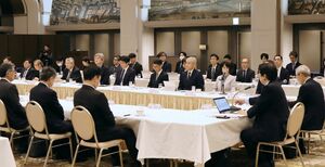 県の枠組みを超えた広域リージョン連携について話し合った「わきたつ東北戦略会議」＝２２日、新潟市中央区