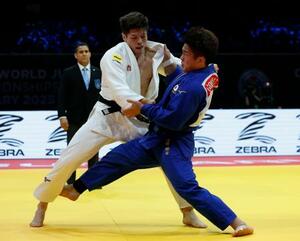男子90キロ級決勝 対戦する田嶋剛希(右)と村尾三四郎=ブダペスト(共同)