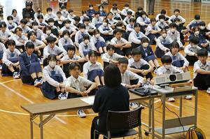 傷害致死事件の被害者の母親がつらい経験を語った授業＝長岡市吉水