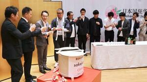 北京の日本大使館で開かれた、日本酒の魅力を発信するイベントの開幕式=7日