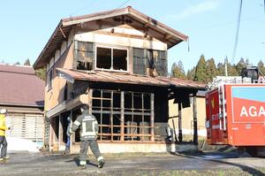 阿賀町小出の火災現場＝２０２６年３月２０日