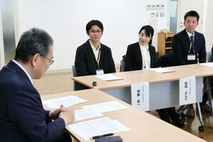 関口市長と意見交換する右から左右田正祥さん、和田よし江さん、伊藤嘉一さん=十日町市役所